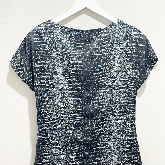 BUCHANAN KANG Women’s Black Blue Snake Reptile Print Silky Drape Neck Top Size 4 - Picture 7 of 8